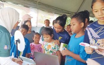 PENUNTUT Universiti Teknologi Mara (UiTM)  memberi bimbingan kepada kanak-kanak dan remaja yang teruja dengan permainan berkaitan teknologi AI pada Program Sengoi Pintar: AI Bersama Komuniti Orang Asli di Tapah, Perak.
