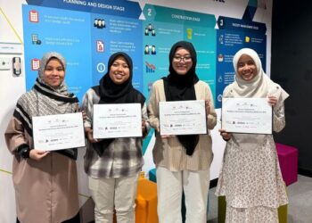EMPAT daripada 18 pelajar Kolej Komuniti Sabak Bernam (KKSB) yang berjaya menerima sijil CIDB Malaysia baru-baru ini.