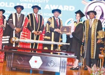 SA Vigneswaran menyampaikan anugerah kepada seorang graduan sempena Konvokesyen AIMST 
di Bedong Kedah baru-baru ini.