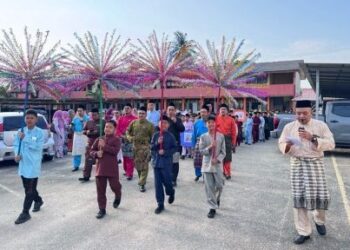GURU besar, penolong kanan, guru dan ibu bapa berarak sambil berselawat menuju ke dewan Sekolah Kebangsaan Banggu, Kota Bharu  dalam sambutan Maal Hijrah 1447 H, baru-baru ini.