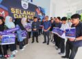 MOHD. Izani Mohd Zain (tengah) menyantuni penerima bantuan Bingkas Kasih UMT dalam Majlis Jalinan Mesra Pelajar di Kuala Nerus baru-baru ini.