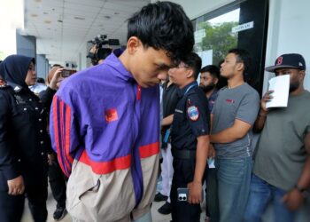 ISKANDAR Abd. Arid dibawa ke Mahkamah Majistret Seremban hari ini bagi didakwa atas pertuduhan memandu secara berbahaya Ahad lalu.-UTUSAN/MOHD. SHAHJEHAN MAAMIN.