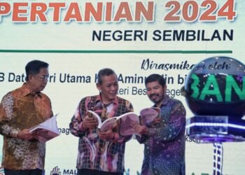 AMINUDDIN Harun (tengah) dan Mohd. Uzir (kanan) pada Majlis Peluncuran Perasmian Laporan Interim Banci Pertanian Negeri Sembilan 2024 Negeri Sembilan di Port Dickson hari ini.-UTUSAN/MOHD. SHAHJEHAN MAAMIN