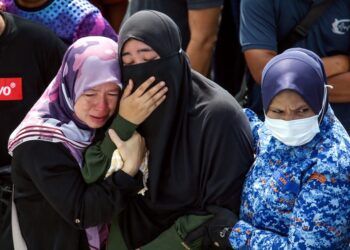 AHLI keluarga sebak melihat anggota pasukan penyelamat bertungkus lumus mengeluarkan mayat enam beranak yang lemas dalam kereta tenggelam di Sungai Korok di Jitra, Kedah, semalam.