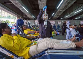 KERAJAAN menawarkan inisiatif rawatan percuma di wad kelas pertama bagi penderma tegar.