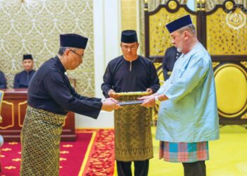 SULTAN Ibrahim berkenan mengurniakan Suratcara Pelantikan Ketua Hakim Negara kepada Wan Ahmad Farid Wan Salleh di Istana Negara, semalam. – FACEBOOK SULTAN IBRAHIM