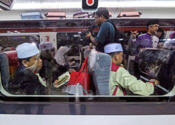 Salah seorang peserta membaca al-Quran dalam ETS ke Hatyai pada majlis pelepasan program al-Quran 
Di Mana-Mana 2.0 di KL Sentral, Kuala Lumpur, semalam. – Utusan/SYAKIR RADIN
