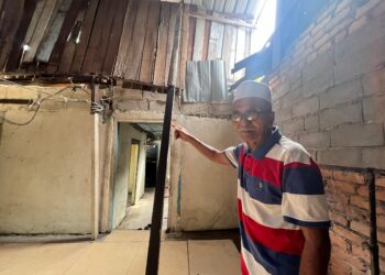 MOHAMAD Setapa menunjukkan keadaan rumahnya yang uzur di Kampung Pengkalan Pauh, Kedai Menanti, Kelantan. – UTUSAN/TOREK SULONG