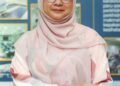 DR. Lenny Suryani Safri tampil manis dengan busana rona lembut.