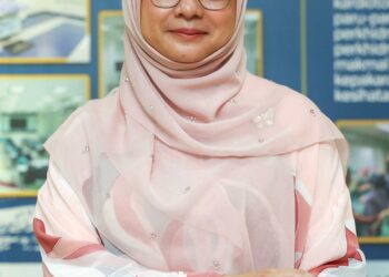 DR. Lenny Suryani Safri tampil manis dengan busana rona lembut.