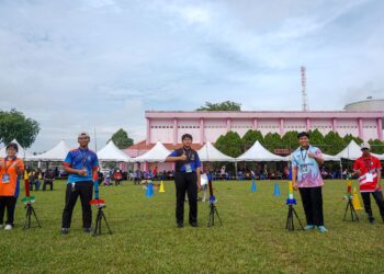 ANTARA pelajar yang menyertai pertandingan membuat roket pada Program Karnival Komuniti Madani MYSA di Sekolah Menengah Kebangsaan (SMK) Sungai Besar, Selangor. – UTUSAN/ISKANDAR ISHAK