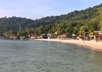 PULAU Tioman memiliki potensi luar biasa untuk dimartabatkan sebagai destinasi pelancongan bertaraf antarabangsa setanding Pulau Langkawi.-MINGGUAN/SHAIKH AHMAD RAZIF