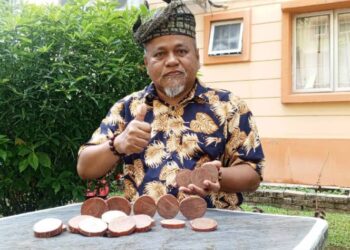 ROZALI Abd. Rani menunjukkan raja kayu yang dipercayai mempunyai khasiat perubatan tradisional.