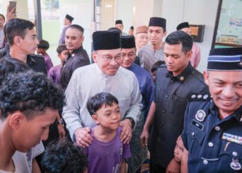 ANWAR Ibrahim ketika hadir menunaikan solat Jumaat di Surau Al-Istiqal, Presint 14, semalam. – UTUSAN/FAIZ ALIF ZUBIR