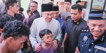 ANWAR Ibrahim ketika hadir menunaikan solat Jumaat di Surau Al-Istiqal, Presint 14, semalam. – UTUSAN/FAIZ ALIF ZUBIR