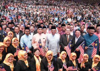 PENJAWAT awam merupakan  teras kestabilan serta kemajuan negara, merentasi perubahan dan gelombang politik semasa.