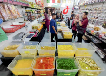 MESKIPUN jeruk tempatan mendapat permintaan tinggi daripada pengguna, pengeluaran yang rendah menyebabkannya belum boleh dieksport lagi. – UTUSAN/IQBAL HAMDAN
