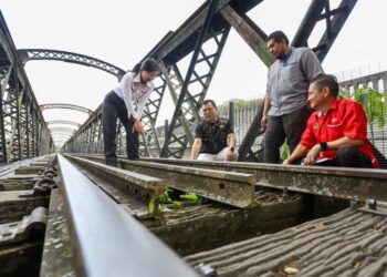 LOH Sze Yee (dua dari kiri) meninjau Jambatan Victoria di Kuala Kangsar kelmarin. - UTUSAN/MUHAMAD NAZREEN SYAH MUSTHAFA