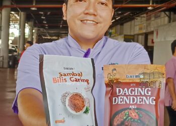MUHAMMAD Syakir Abdullah menunjukkan produk keluaran syarikatnya dengan jenama Tumise. - UTUSAN/MEGAT LUTFI MEGAT RAHIM