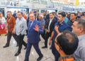ANWAR Ibrahim berpuas hati selepas menaiki Aerotrain yang beroperasi semula di Lapangan Terbang Antarabangsa Kuala Lumpur (KLIA) Terminal 1, Sepang, semalam. – UTUSAN/FAISOL MUSTAFA