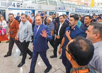 ANWAR Ibrahim berpuas hati selepas menaiki Aerotrain yang beroperasi semula di Lapangan Terbang Antarabangsa Kuala Lumpur (KLIA) Terminal 1, Sepang, semalam. – UTUSAN/FAISOL MUSTAFA