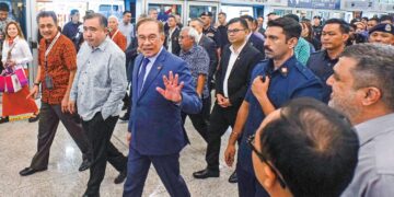 ANWAR Ibrahim berpuas hati selepas menaiki Aerotrain yang beroperasi semula di Lapangan Terbang Antarabangsa Kuala Lumpur (KLIA) Terminal 1, Sepang, semalam. – UTUSAN/FAISOL MUSTAFA