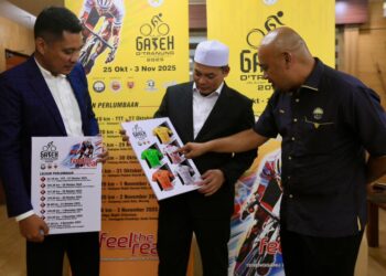 HISHAMUDDIN Abdul Karim (tengah) melihat gambar jersi pemenang kejohanan Tour Gateh D’Tranung 2025 yang memaparkan motif seni ukiran kayu di Kuala Terengganu, Terengganu.