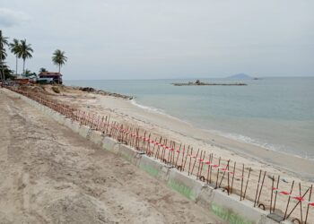 JALAN dan tebing di Kampung Tanjung Batu Rakit, Kuala Nerus, Terengganu dijangka siap dibaik pulih Oktober ini. – UTUSAN/ERMA YUSNIDA JUSOH