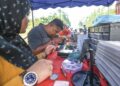 Antara khidmat yang ditawarkan Muhammad Khairael Kishore termasuk menukar tali jam, cermin dan juga bateri. - UTUSAN/SYAKIR RADIN