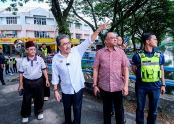 JOHARI Abdul Ghani (dua dari kiri) meninjau kawasan gerai yang bakal dirobohkan susulan pelaksaan projek pembesaran jalan oleh Dewan Bandaraya Kuala Lumpur di Jalan 2/76, Desa Pandan, Kuala Lumpur semalam. – UTUSAN/M.FIRDAUS M. JOHARI