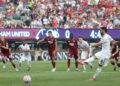 Bruno Fernandes mengambil sepakan penalti dalam aksi menentang West Ham United di Stadium MetLife, New Jersey, Amerika Syarikat, kelmarin. - AFP