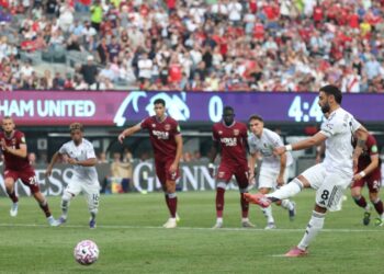 Bruno Fernandes mengambil sepakan penalti dalam aksi menentang West Ham United di Stadium MetLife, New Jersey, Amerika Syarikat, kelmarin. - AFP