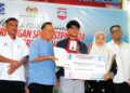 ROZALI Ismail (dua kiri) menyampaikan sumbangan wang tunai 
RM5,000 kepada pelajar cemerlang STPM 2024, Shamim Akashah 
di SMK Jengka Pusat, Maran. – UTUSAN/ SALEHUDIN MAT RASAD