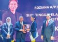 ROZIANA Tan Ben Hai (dua dari kanan) menerima Anugerah Khas pada Majlis Anugerah Murid Cemerlang (AMC) SPM dan STPM 2024 anjuran Jabatan Kemajuan Orang Asli (JAKOA) di Kuantan Pahang.