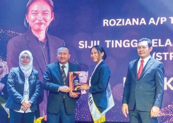 ROZIANA Tan Ben Hai (dua dari kanan) menerima Anugerah Khas pada Majlis Anugerah Murid Cemerlang (AMC) SPM dan STPM 2024 anjuran Jabatan Kemajuan Orang Asli (JAKOA) di Kuantan Pahang.