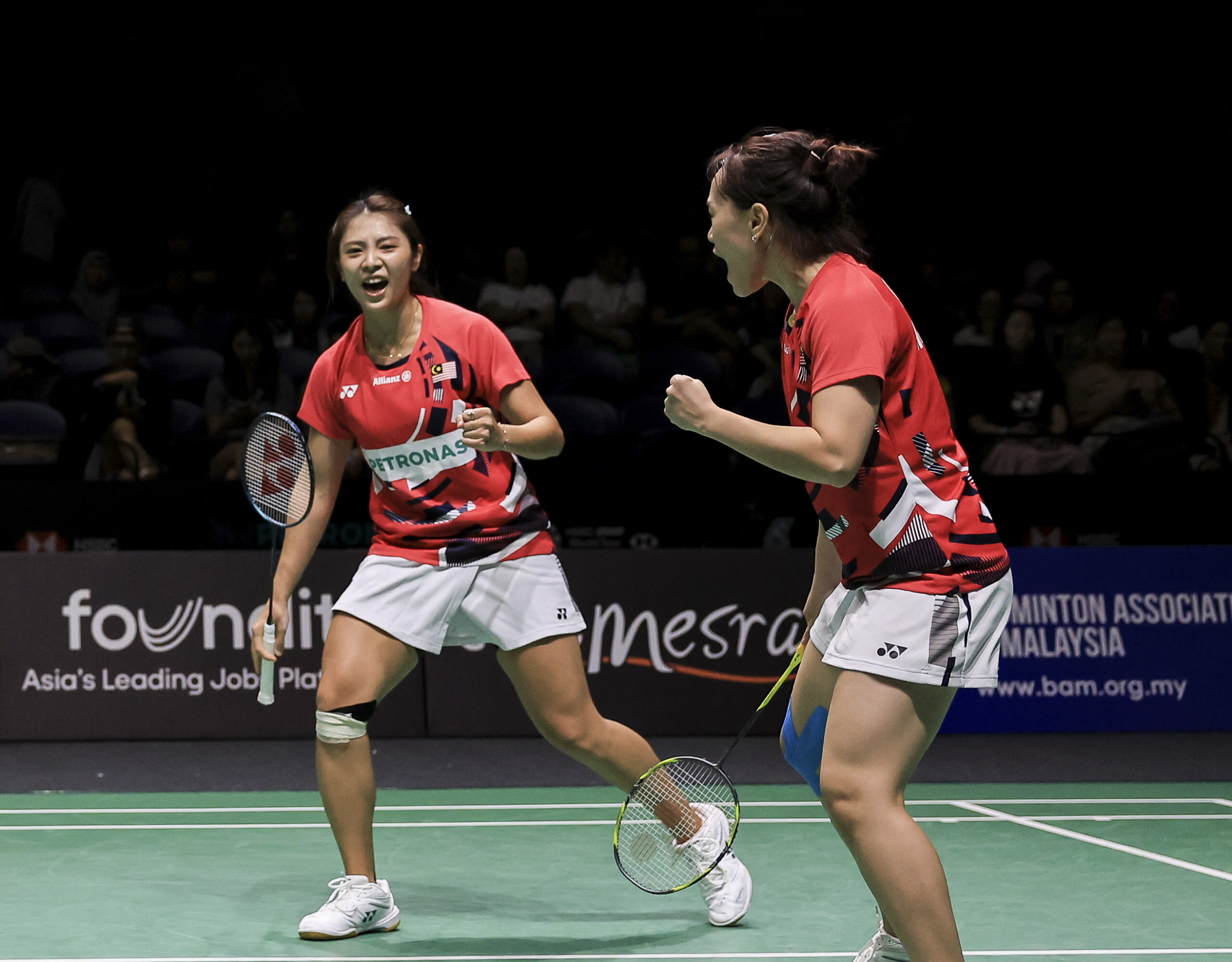 Go Pei Kee (kanan) mengalami kecederaan pada set kedua yang memaksa beliau bersama Mei Xing menarik diri aksi suku akhir Terbuka Hylo, hari ini.