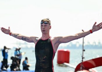 PERENANG Jerman, Florian Wellbrock meraikan kemenangan akhir acara renang air terbuka 10 kilometer (km) lelaki semasa Kejohanan Akuatik Dunia 2025 di Pulau Sentosa di Singapura pada 16 Julai lalu. - AFP
