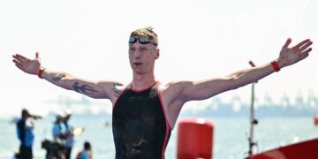 PERENANG Jerman, Florian Wellbrock meraikan kemenangan akhir acara renang air terbuka 10 kilometer (km) lelaki semasa Kejohanan Akuatik Dunia 2025 di Pulau Sentosa di Singapura pada 16 Julai lalu. - AFP