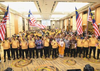 Zambry (tengah) bersama kontinjen WUG 2025 negara pada majlis penyerahan Jalur Gemilang di Putrajaya, malam tadi.