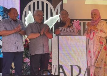 AMINUDDIN Harun (dua dari kanan) merasmikan Majlis Pelancaran Wanita Madani (Wadani) Negeri Sembilan (WADANI) di Seremban hari ini.