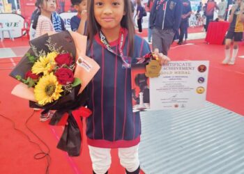 Dharyn  Shakira bersama hadiah  kemenangan selepas merangkul pingat emas dalam kejohanan lawan pedang Negeri Sembilan Youth Challenge 2025 di Seremban, baru-baru ini.