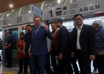 ANWAR Ibrahim menaiki Aerotrain pada hari pertama operasi Aerotrain di KLIA Terminal 1, Sepang. - UTUSAN/FAISOL MUSTAFA