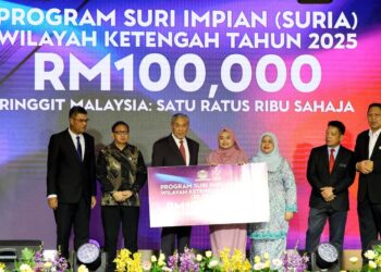 AHMAD Zahid Hamidi pada Majlis Perhimpunan Bulan Julai Kementerian Kemajuan Desa dan Wilayah (KKDW) di Putrajaya. - UTUSAN/KAMARIAH KHALIDI