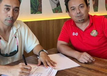NIK Hafiz Naim Nik Hassan (kanan) menyaksikan Norshahrul Idlan Tahala menurunkan tandatangan sekali gus menjadi pemain Kelantan Red Warriors FC untuk musim bagi bagi mengharungi saingan  Liga A1 Semi-Pro 2025/26.