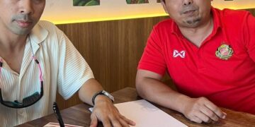 NIK Hafiz Naim Nik Hassan (kanan) menyaksikan Norshahrul Idlan Tahala menurunkan tandatangan sekali gus menjadi pemain Kelantan Red Warriors FC untuk musim bagi bagi mengharungi saingan  Liga A1 Semi-Pro 2025/26.