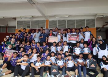 BARISAN pemenang kejohanan bola jaring lelaki yang disempurnakan oleh Dekan Fakulti Sains Rekreasi UiTM Profesor Madya Dr. Raja Mohammed Firhad Raja Azidin di Pusat sukan UiTM Shah Alam