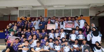 BARISAN pemenang kejohanan bola jaring lelaki yang disempurnakan oleh Dekan Fakulti Sains Rekreasi UiTM Profesor Madya Dr. Raja Mohammed Firhad Raja Azidin di Pusat sukan UiTM Shah Alam