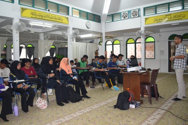 Mahasiswa UPM bantu komuniti luar bandar kenali teknologi Ai Mahasiswa UPM bantu komuniti luar bandar kenali teknologi Ai