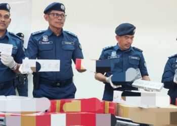 ROHAIZAD Ali (dua dari kiri) menunjukkan sebahagian daripada rokok yang dirampas dalam sidang akhbar di Bagan Jermal, Butterworth, Pulau Pinang hari ini.