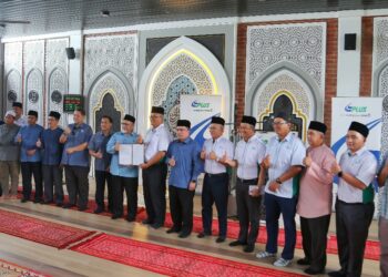 ZAKARIA Ahmad Zabidi (lapan dari kanan) dan Faudzinaim pada Majlis Pengisytiharan kelulusan mendirikan Solat Jumaat di Surau Madani R&R Seremban Arah Selatan, Lebuhraya Utara Selatan di Seremban hari ini.-UTUSAN/MOHD. SHAHJEHAN MAAMIN.